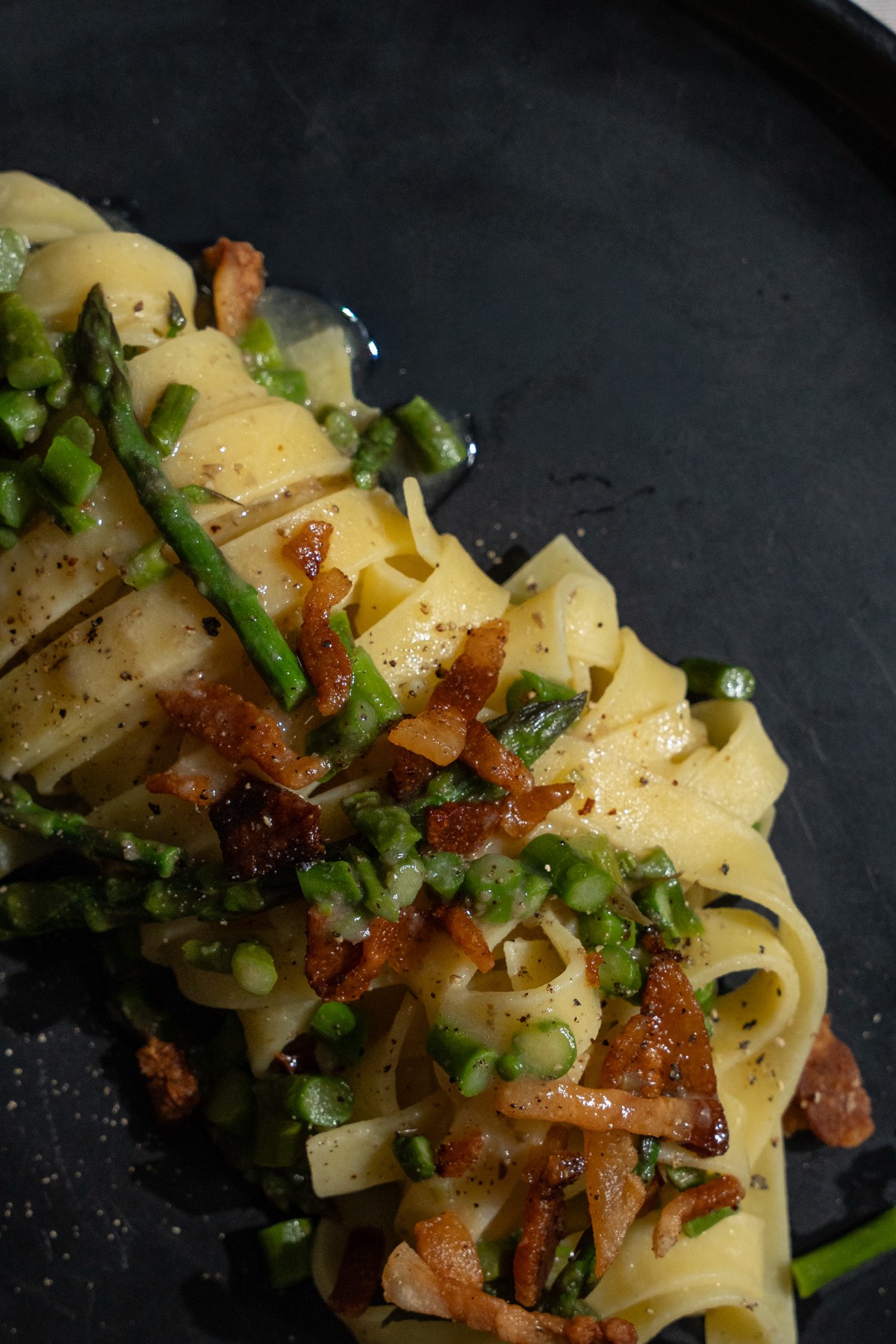 Tagliatelle, asparagi, guanciale e tartufo nero